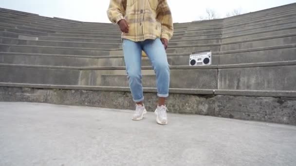 匿名のアフリカ系アメリカ人女性ダンサーがいくつかのコンクリート階段に対して歌うために踊る — ストック動画