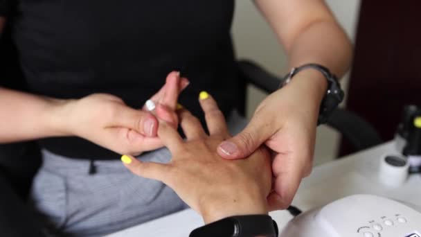 Зверху Врожаю Невпізнаваний Манікюрник Масажує Руки Безликого Клієнта Після Застосування — стокове відео
