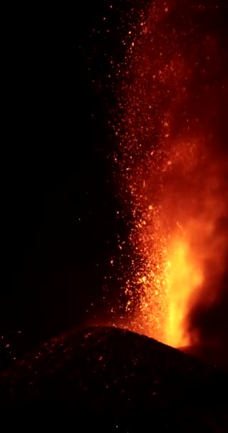 特写集中在火山右边 火山从火山口喷出炽热的熔岩和岩浆 喷出黑色浓烟 2021年西班牙拉帕尔马加那利群岛的Cumbre Vieja火山爆发 — 图库视频影像