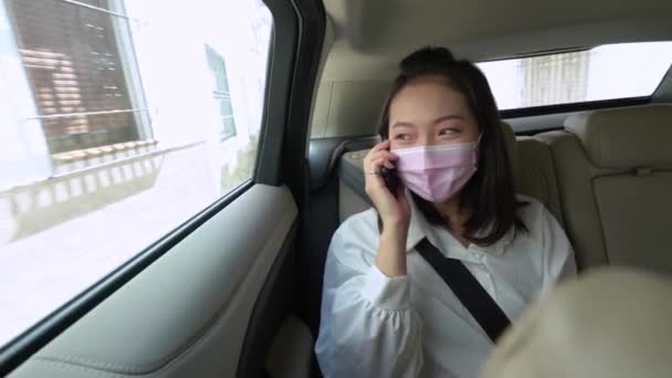 Jovem Mulher Asiática Usando Telefone Enquanto Táxi Durante Dia — Vídeo de Stock