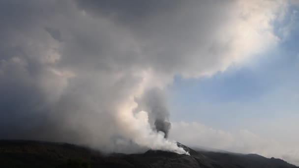 Vue Aérienne Couper Souffle Paysage Montagneux Avec Éruption Volcan Cumbre — Video