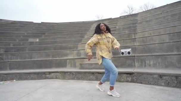 Pełne Ciało Wesołej Afroamerykańskiej Tancerki Tańczącej Piosenki Staromodnego Przenośnego Systemu — Wideo stockowe