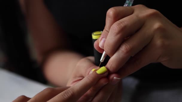 Cultivo Irreconocible Maestro Étnico Femenino Aplicando Esmalte Amarillo Las Uñas — Vídeos de Stock