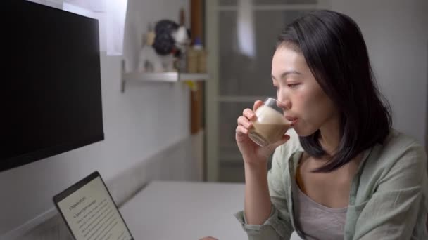 블로거 가책상에서 인터넷 커피를 스크린을 — 비디오