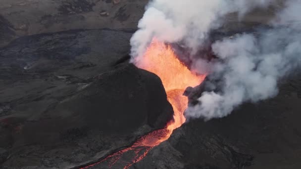아이슬란드의 고지대에서 뜨거운 용암으로 둘러싸인 활화산 분화구에서 방출되는 두꺼운 연기의 — 비디오