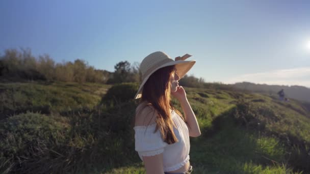 Belle Femelle Rêveuse Jeans Haut Blanc Regardant Caméra Dans Des — Video