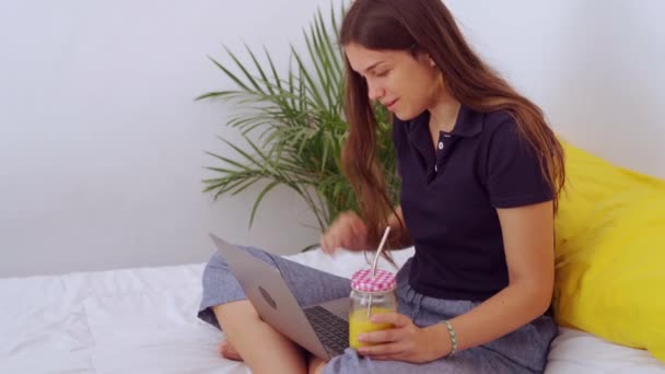 Pozytywny Młody Kobieta Freelancer Casual Ubrania Siedzi Nogami Skrzyżowane Łóżku — Wideo stockowe