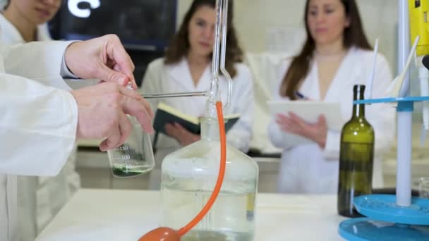 Científica Concentrada Llevando Cabo Experimento Químico Con Líquido Frascos Vidrio — Vídeo de stock
