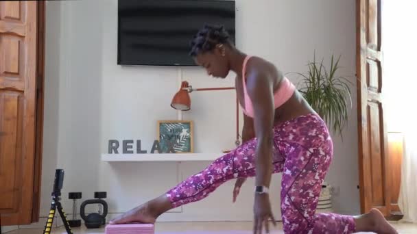 Livello Terra Donna Afroamericana Che Yoga Anjaneyasana Casa Durante Lezione — Video Stock