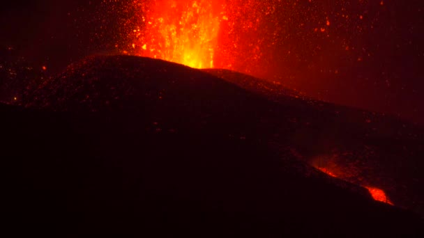 炽热的熔岩和岩浆从火山口喷出 在火山口右侧喷出黑色浓烟和火舌 2021年西班牙拉帕尔马加那利群岛的Cumbre Vieja火山爆发 — 图库视频影像