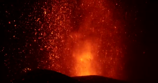 밤에는 분화구에서 뜨거운 마그마가 쏟아져 나옵니다 스페인의 라팔마 카나리아 제도에서 — 비디오