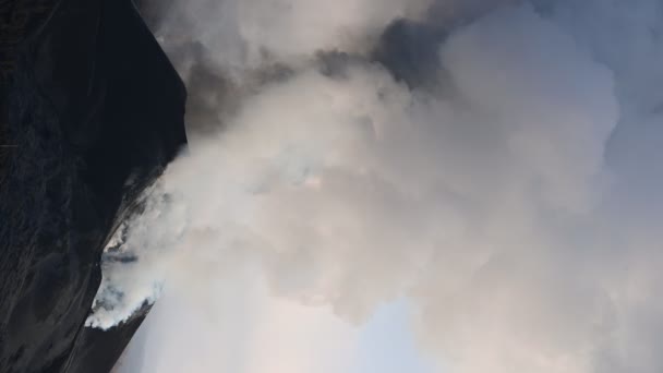 Dech Beroucí Letecký Pohled Horskou Krajinu Vybuchující Sopkou Cumbre Vieja — Stock video