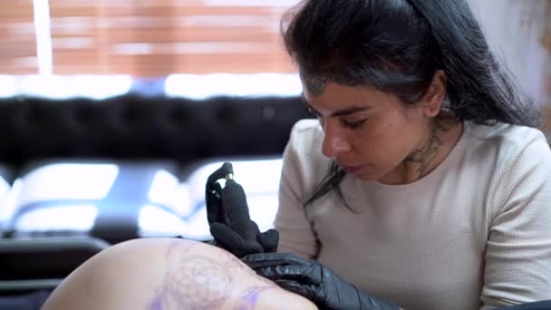 Női Tetováló Gép Rajz Tetoválás Test Felismerhetetlen Ügyfél Szalonban — Stock videók