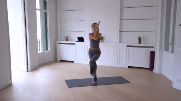 Fit Vrouwelijke Stretching Benen Verschillende Yoga Stelt Terwijl Staande Balanceren — Stockvideo