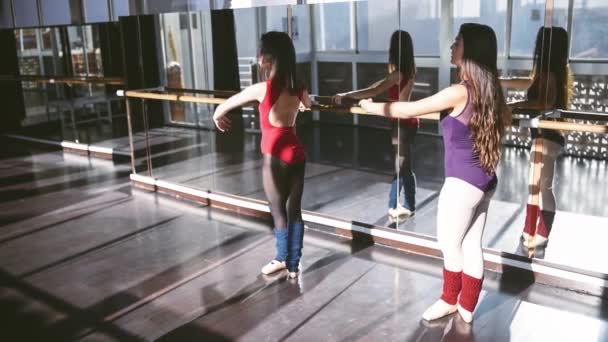 Jonge Meisjes Dansen Een Heldere Studio Voor Spiegel Langzame Beweging — Stockvideo