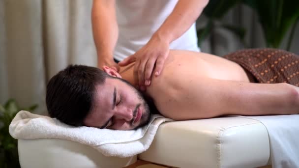 Jeune Homme Ayant Asiatique Massage Dans Spa Salon — Video