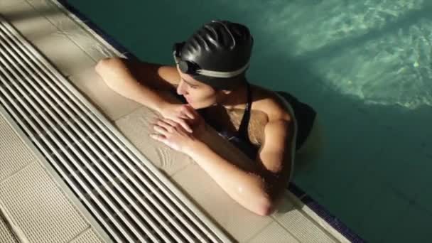 Schöne Junge Schwimmerin Beim Tauchen — Stockvideo