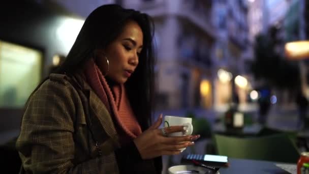 Mujer Usando Teléfono Ciudad — Vídeos de Stock