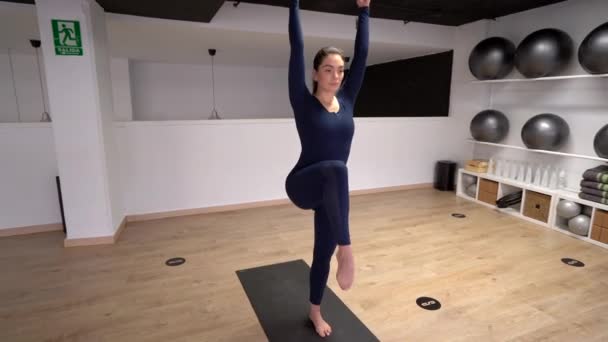 Krásná Mladá Žena Cvičit Doma Děláte Cvičení Jógy Místnosti — Stock video