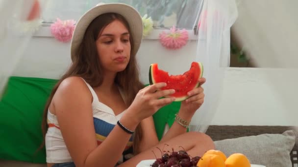 Beztroska Młoda Kobieta Letnim Stroju Jedząc Dojrzały Soczysty Arbuz Podczas — Wideo stockowe
