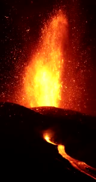 从火山口喷出的炽热熔岩和岩浆的全景 火山口喷出黑色的烟柱和来自次生锥的岩浆流 2021年西班牙拉帕尔马加那利群岛的Cumbre Vieja火山爆发 — 图库视频影像