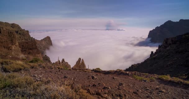 火山在云雾的背景下从火山口喷出炽热的熔岩和岩浆 2021年西班牙拉帕尔马加那利群岛的Cumbre Vieja火山爆发 — 图库视频影像