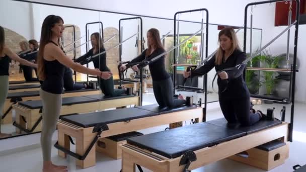 Група Жінок Стоять Колінах Пілатесі Реформатора Виконують Вправи Під Час — стокове відео