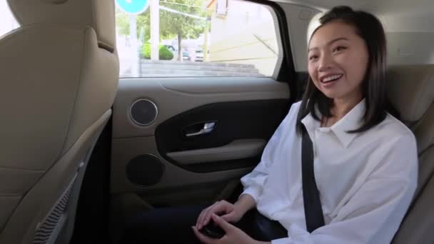 Ügyvezető Üzletasszony Taxiban — Stock videók