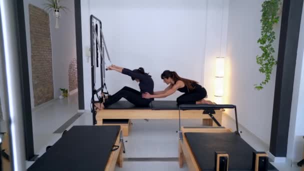 Side View Slim Female Lying Reformer Doing Exercises Help Personal — Stock Video
