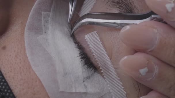 匿名专业人员在眼睛上涂假睫毛 — 图库视频影像