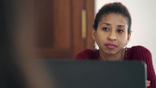 Agente Imobiliário Feminino Étnico Sentado Mesa Com Computador Conversando Com — Vídeo de Stock