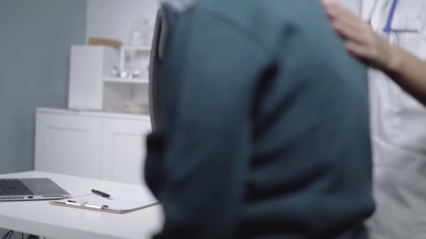 Junge Ärztin Weißer Uniform Und Stethoskop Hals Spricht Ältere Patientin — Stockvideo