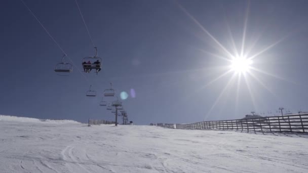 Εκπληκτική Θέα Του Λιφτ Σκι Πρωί Στον Ήλιο Στο Χιονοδρομικό — Αρχείο Βίντεο