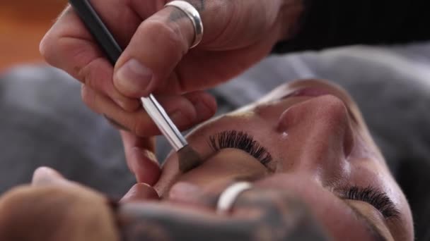 Profesyonel Makyaj Stüdyosunda Çalışırken Maske Takmış Bir Adam Sarışın Kadının — Stok video