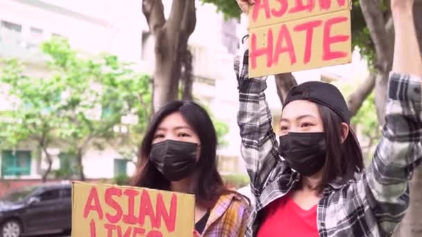 Etniczne Kobiety Maskach Trzymające Plakaty Protestujące Przeciwko Rasizmowi Ulicach Miasta — Wideo stockowe