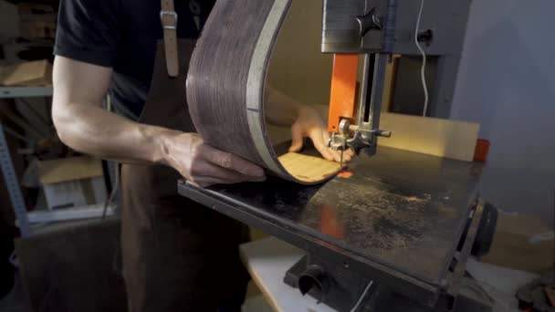 Beskär Oigenkännlig Hantverkare Bygga Trä Musikinstrument Professionell Utrustning Verkstad — Stockvideo