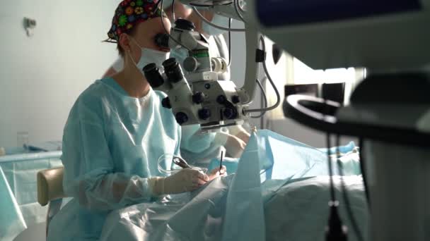 Lateks Eldivenli Üniformalı Cerrahların Klinikte Ameliyat Yapmalarının Yan Görüntüsü — Stok video
