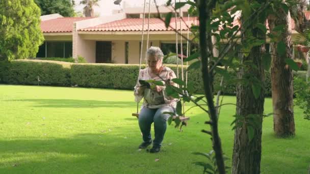 Старша Леді Блузці Сидить Парку Читає Електронну Книгу — стокове відео
