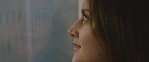 Pencereden Bakan Genç Güzel Bir Kadının Yakın Çekimi — Stok video