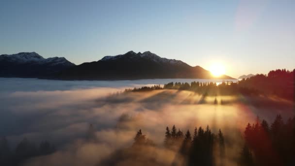 Drone Widok Jasnych Promieni Słońca Gęste Chmury Ciemnozielone Zbocza Górskie — Wideo stockowe