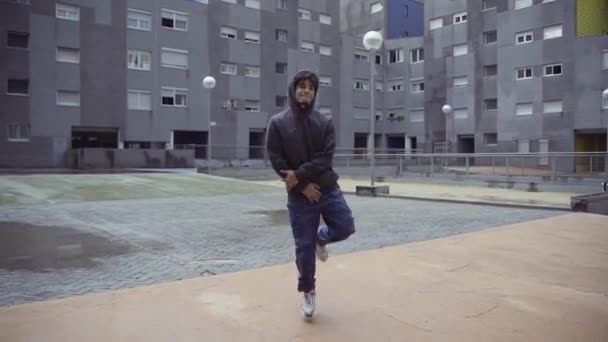 Νεαρός Που Χορεύει Breakdance Στο Δρόμο — Αρχείο Βίντεο