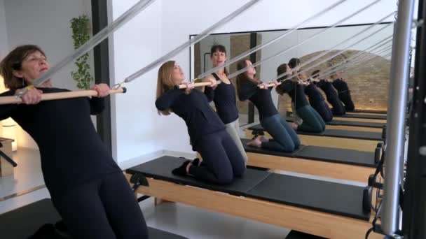 Groep Vrouwtjes Knieën Pilates Reformer Het Doen Van Oefeningen Tijdens — Stockvideo