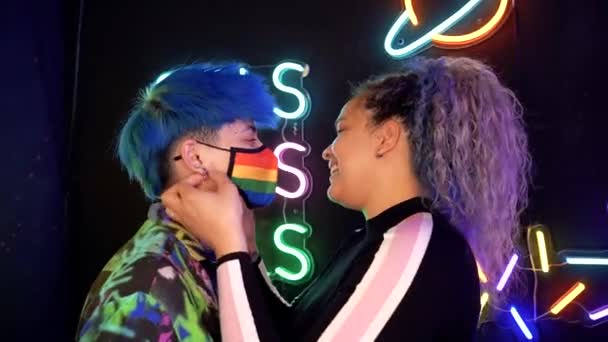 Sărut Dulce Tandru Între Două Femei Îndrăgostite Public Arătat Afecțiune — Videoclip de stoc