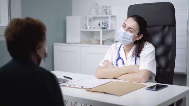 Mladá Žena Lékař Bílé Uniformě Stetoskop Krku Mluvit Starším Pacientem — Stock video