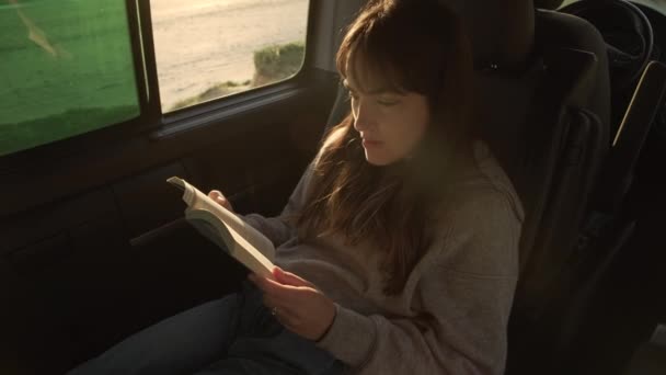 Boční Pohled Klidné Ženy Cestovatel Sedí Karavaně Zaparkované Moře Čtení — Stock video