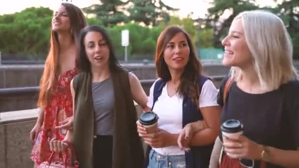 Quatro Meninas Com Xícaras Café Andando Pela Rua Madrid — Vídeo de Stock