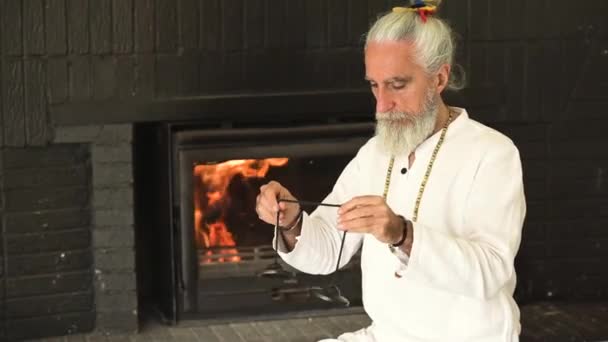Älterer Mann Mit Grauem Bart Weißer Kleidung Spielt Tibetische Tingsha — Stockvideo