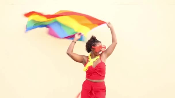 Elegante Mujer Afroamericana Ropa Moda Gafas Con Bandera Colores Mirando — Vídeo de stock