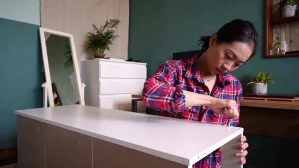 Etnické Asijské Ženy Sedí Podlaze Šroubování Dřevěné Desky Při Montáži — Stock video