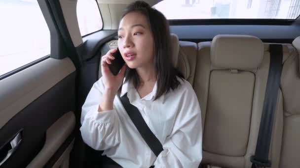 Joven Asiático Mujer Usando Teléfono Mientras Taxi Día — Vídeo de stock